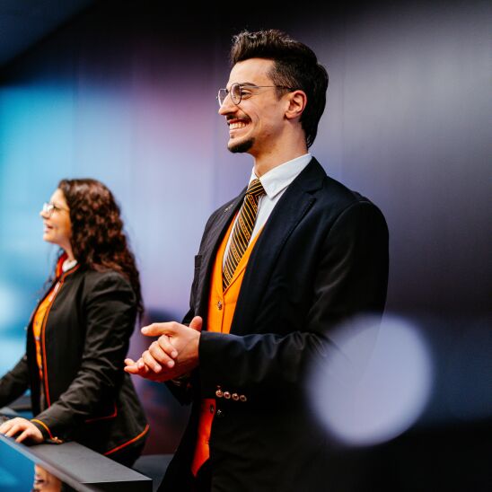 Malpensa RSA am Counter lächelt freundlich zur Seite, male, Trainee