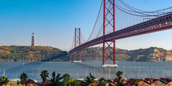 A photo of Ponte 25 de Abril and Cristo Rei in Lisboa